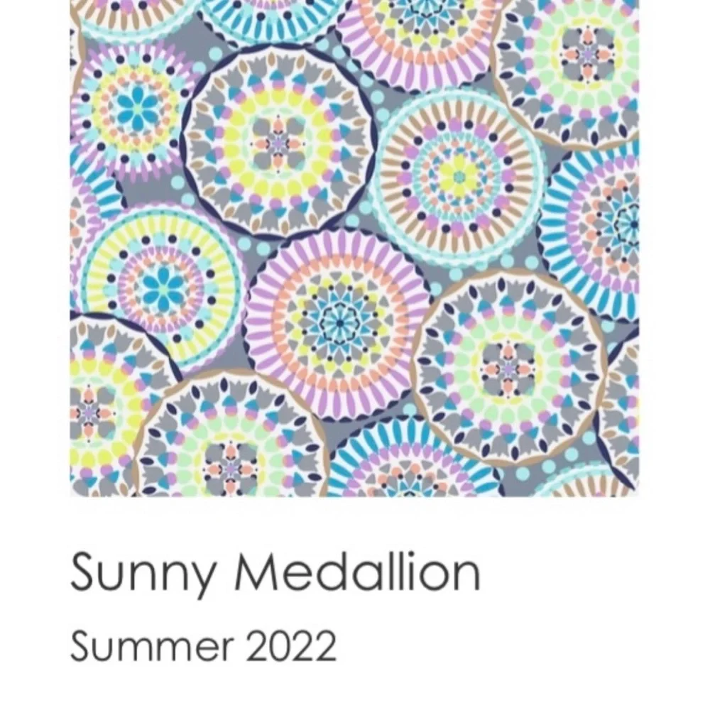 VERA BRADLEY Sunny Medallion 2022 Essentials Lighten Up Sling Back Gray Yellow